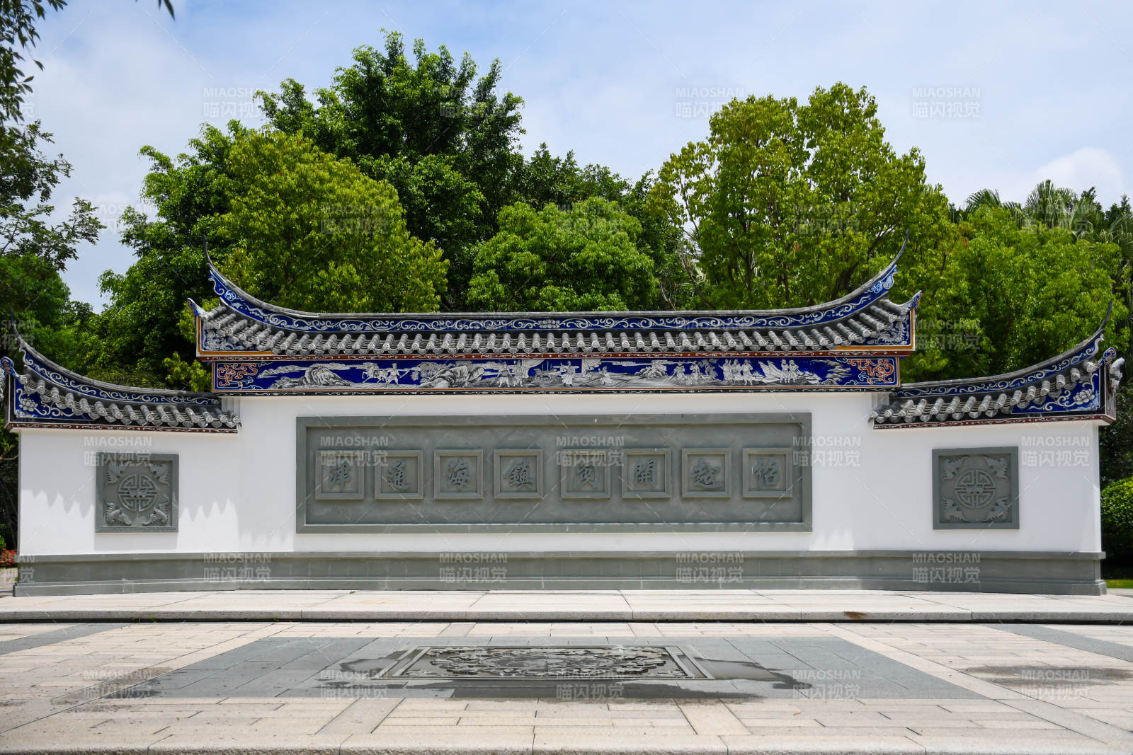 傳統建筑墻景與綠樹相映