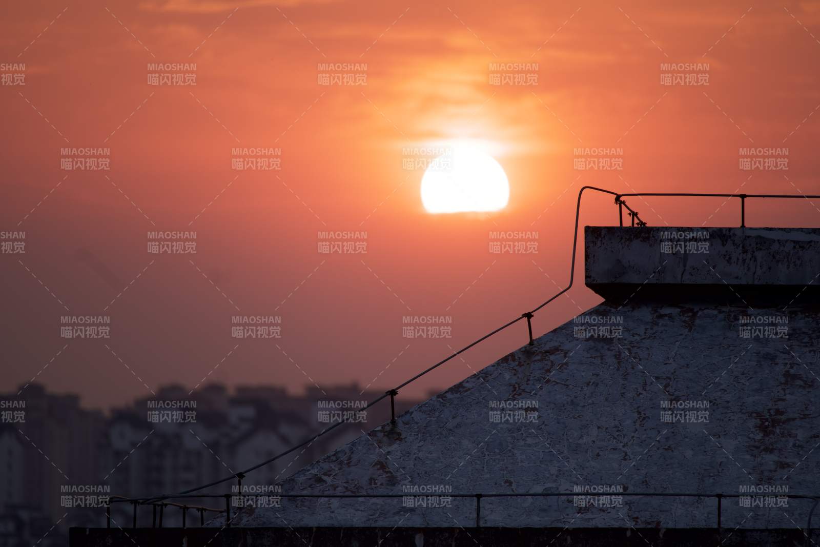 夕陽下的城市剪影