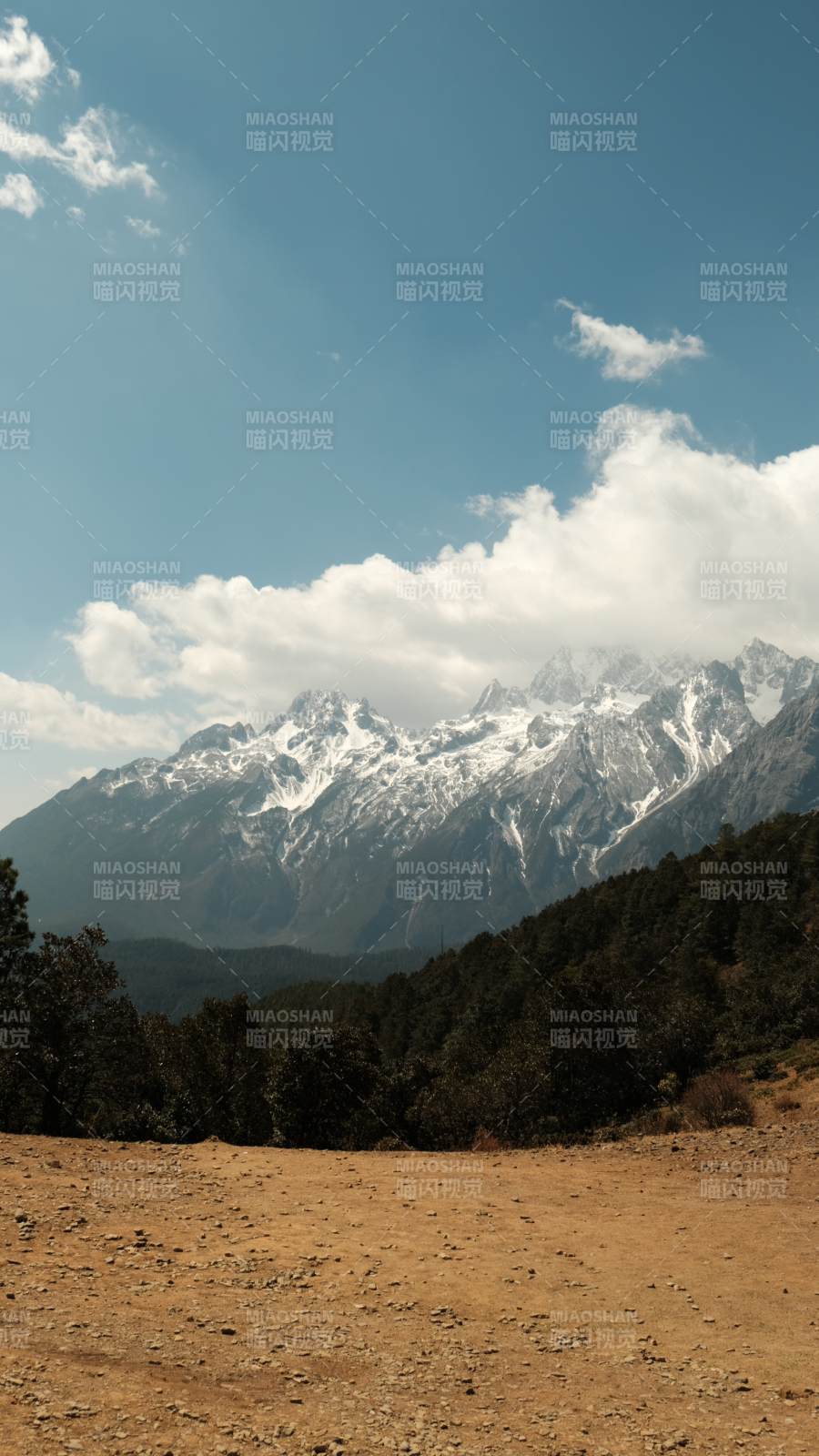 雪山森林晴空萬里圖