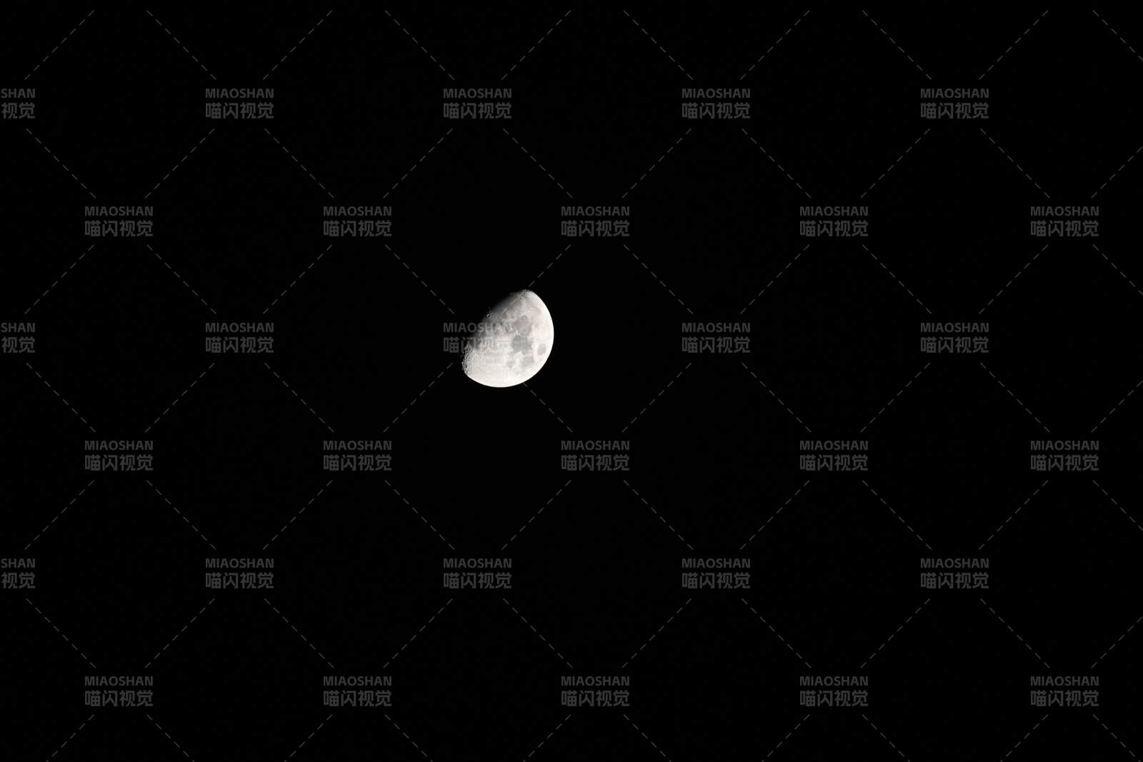 夜空中的半月