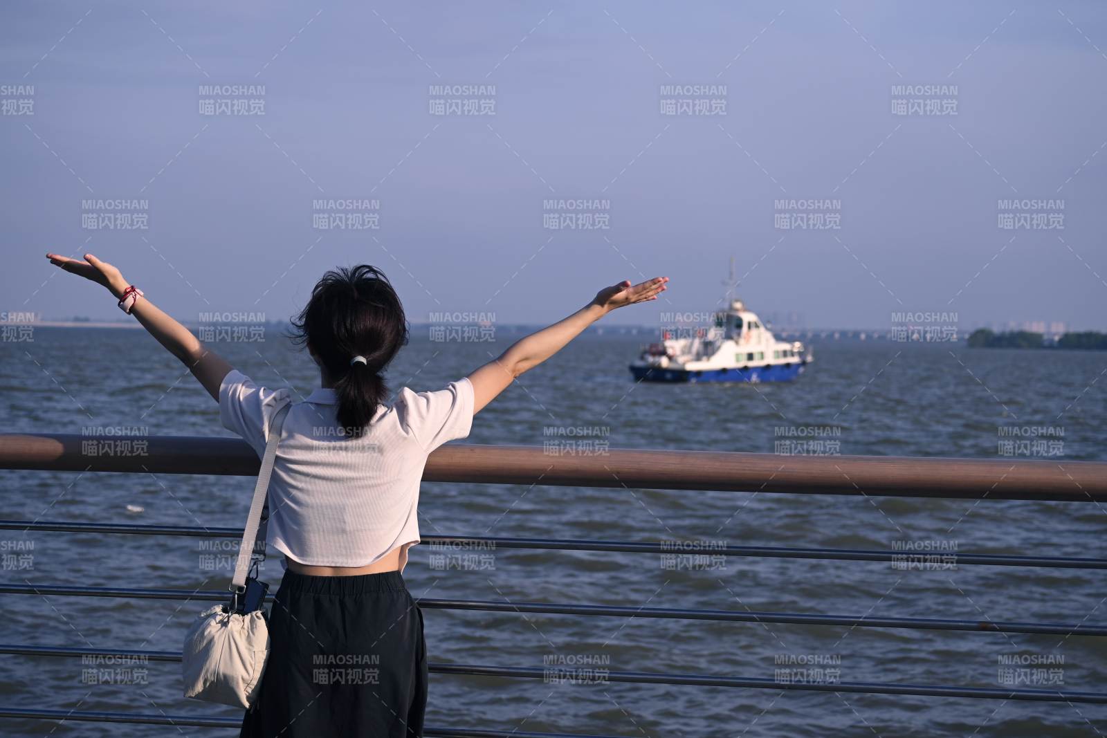 海邊伸展 遠(yuǎn)眺船只