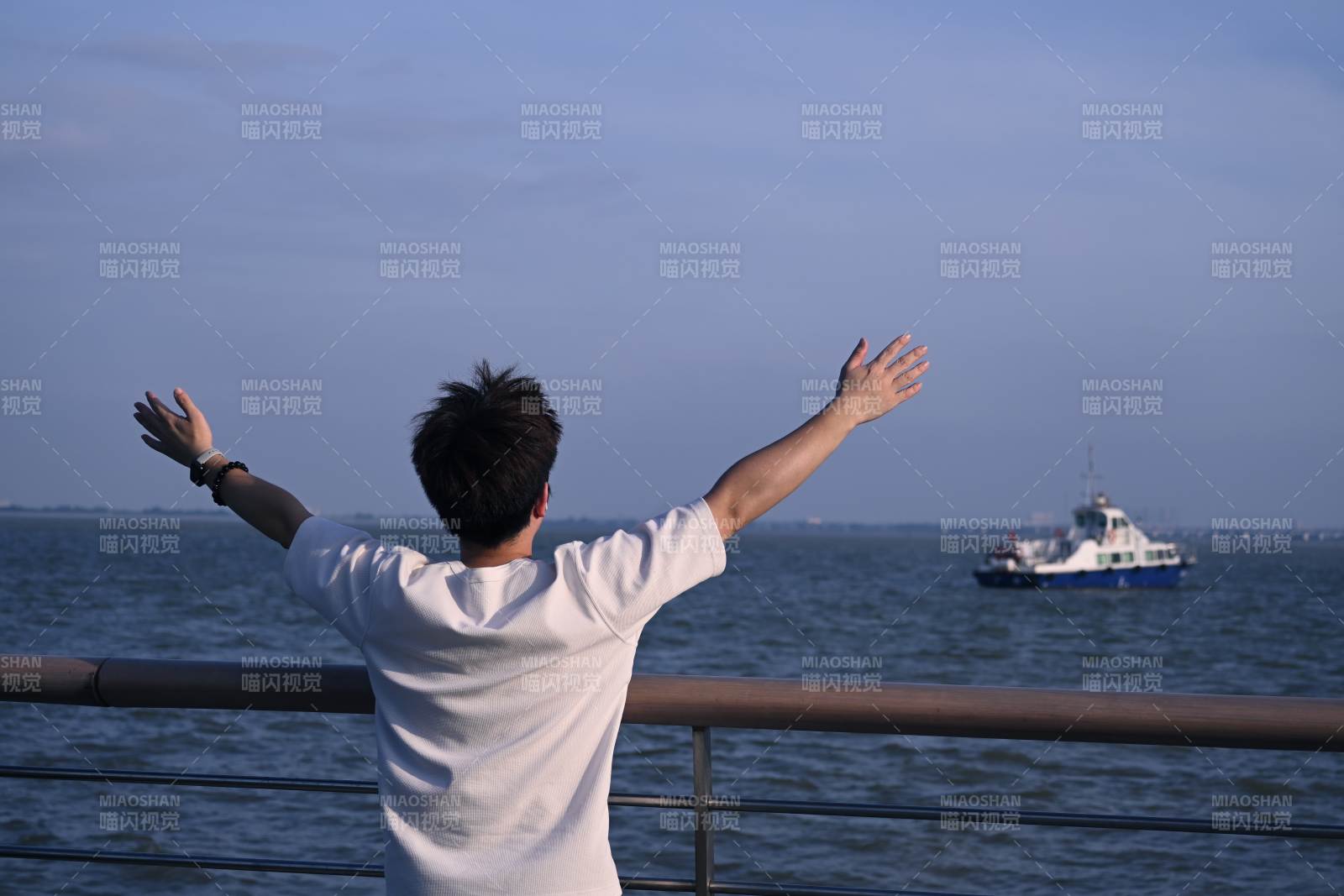 海邊暢懷 遠眺船只