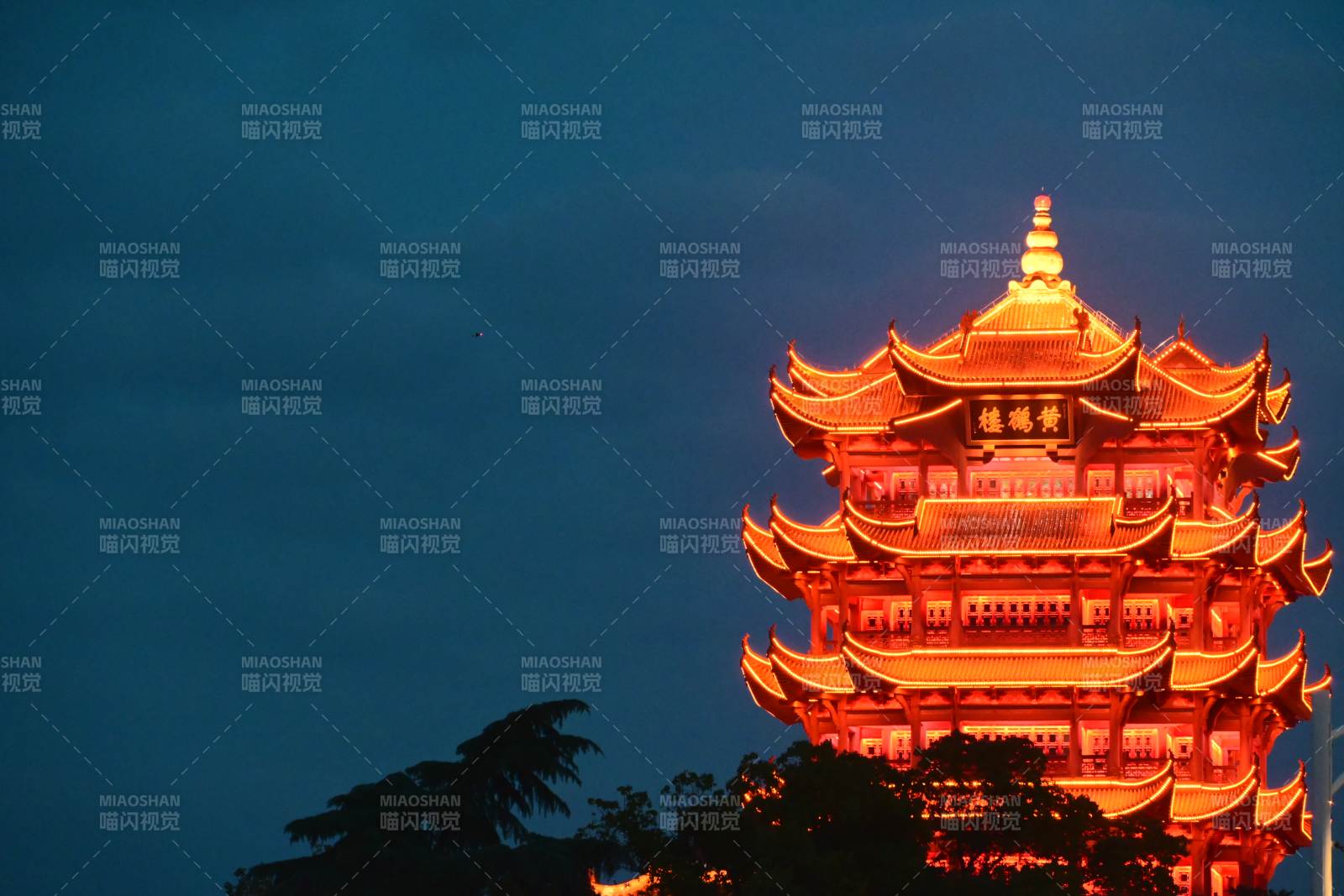 夜色中的古塔燈火輝煌