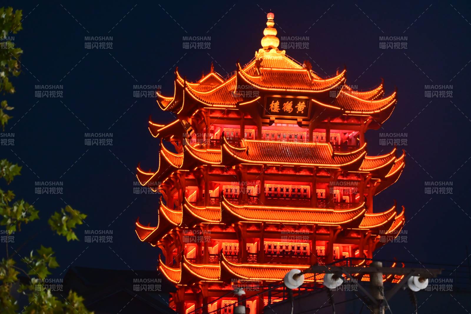 夜色中的古塔輝煌燈火