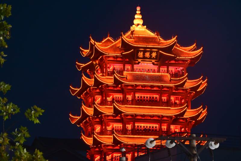 夜色中的古塔輝煌燈火