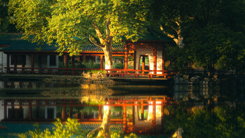 湖畔古亭映夕陽(yáng)