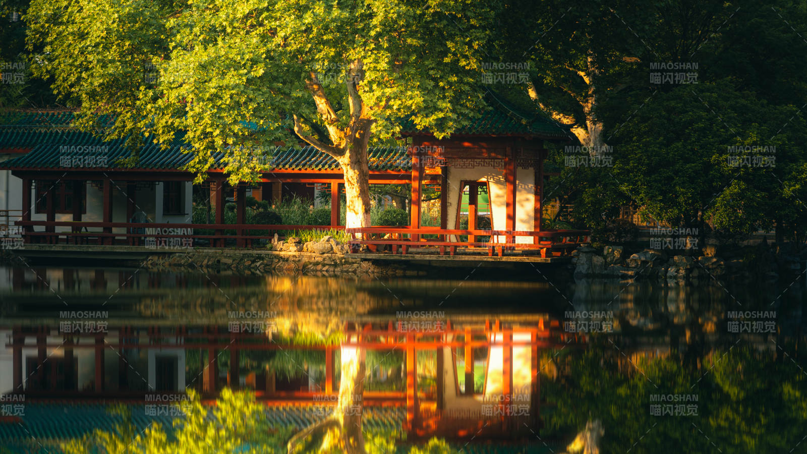湖畔古亭映夕陽(yáng)