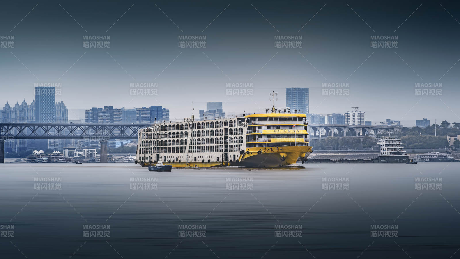 城市河畔的大型游輪