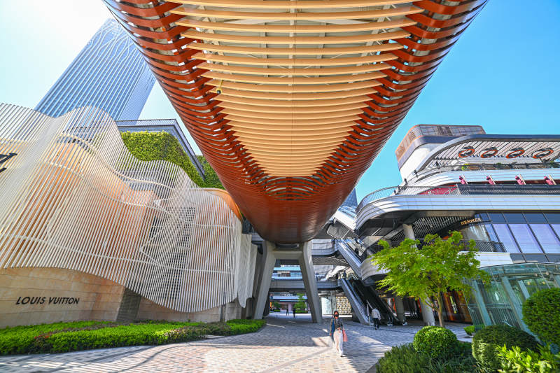 現代建筑與綠植相映成趣