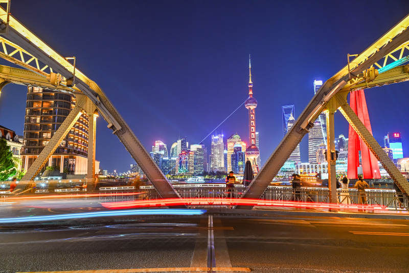 夜景中的城市與橋梁