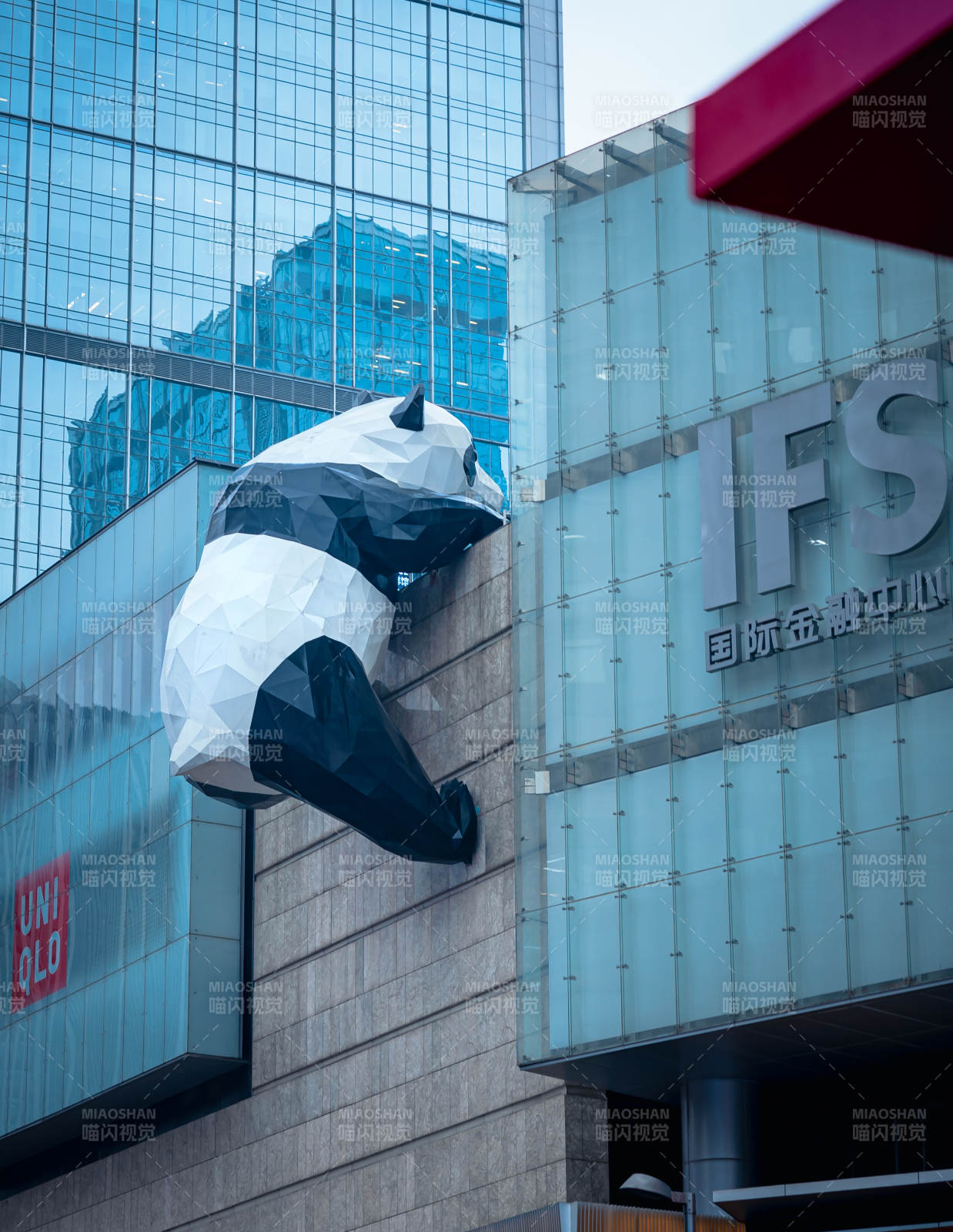 IFS大樓上的熊貓雕塑