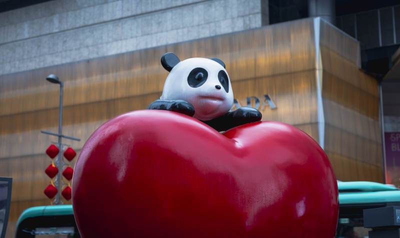 熊貓擁抱愛心雕塑