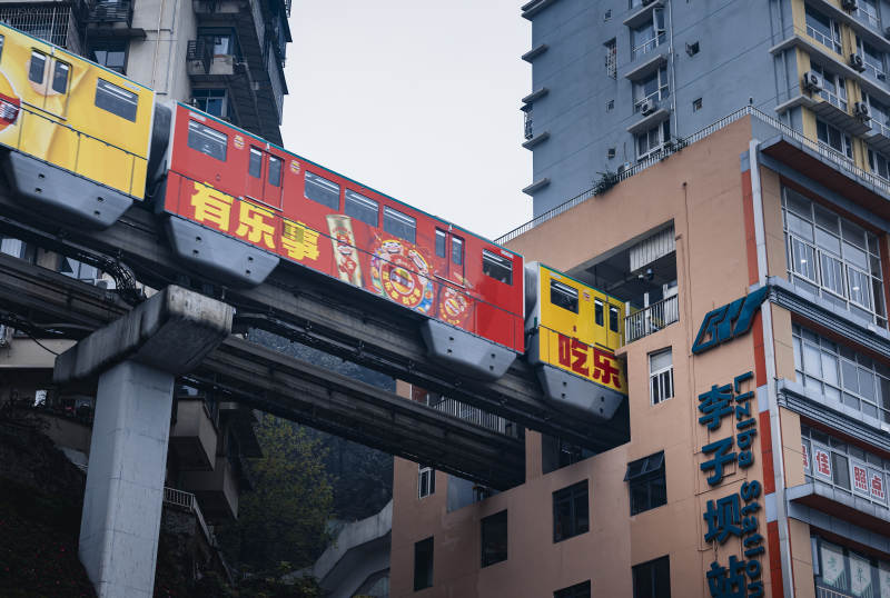 重慶輕軌穿樓而過