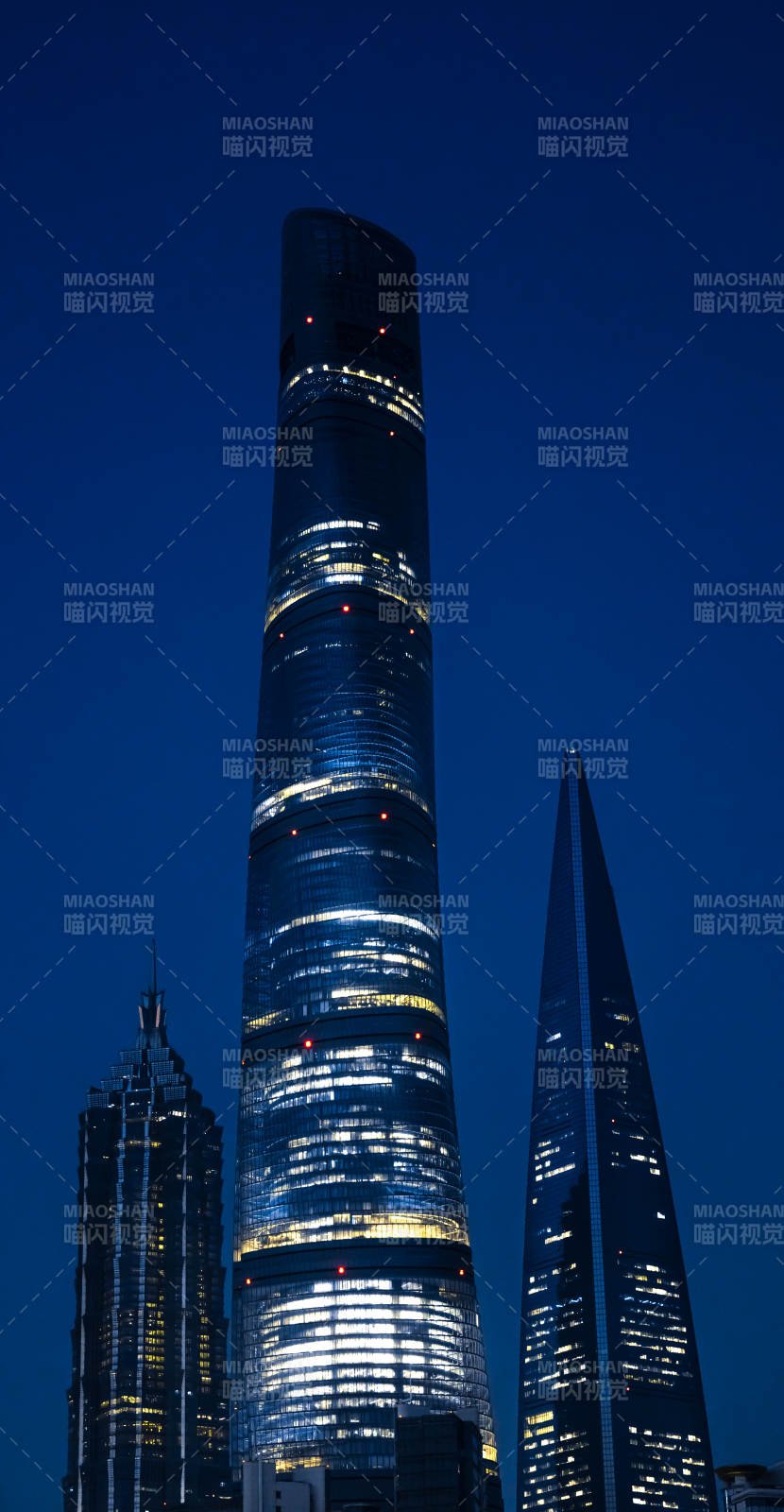 夜幕下的摩天大樓群