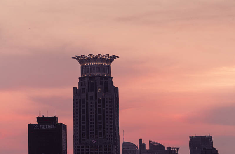 夕陽下的城市剪影
