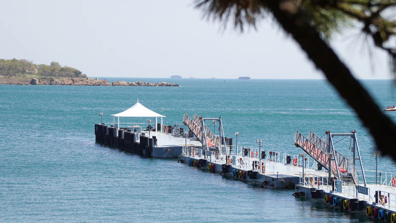 海滨码头与碧海蓝天
