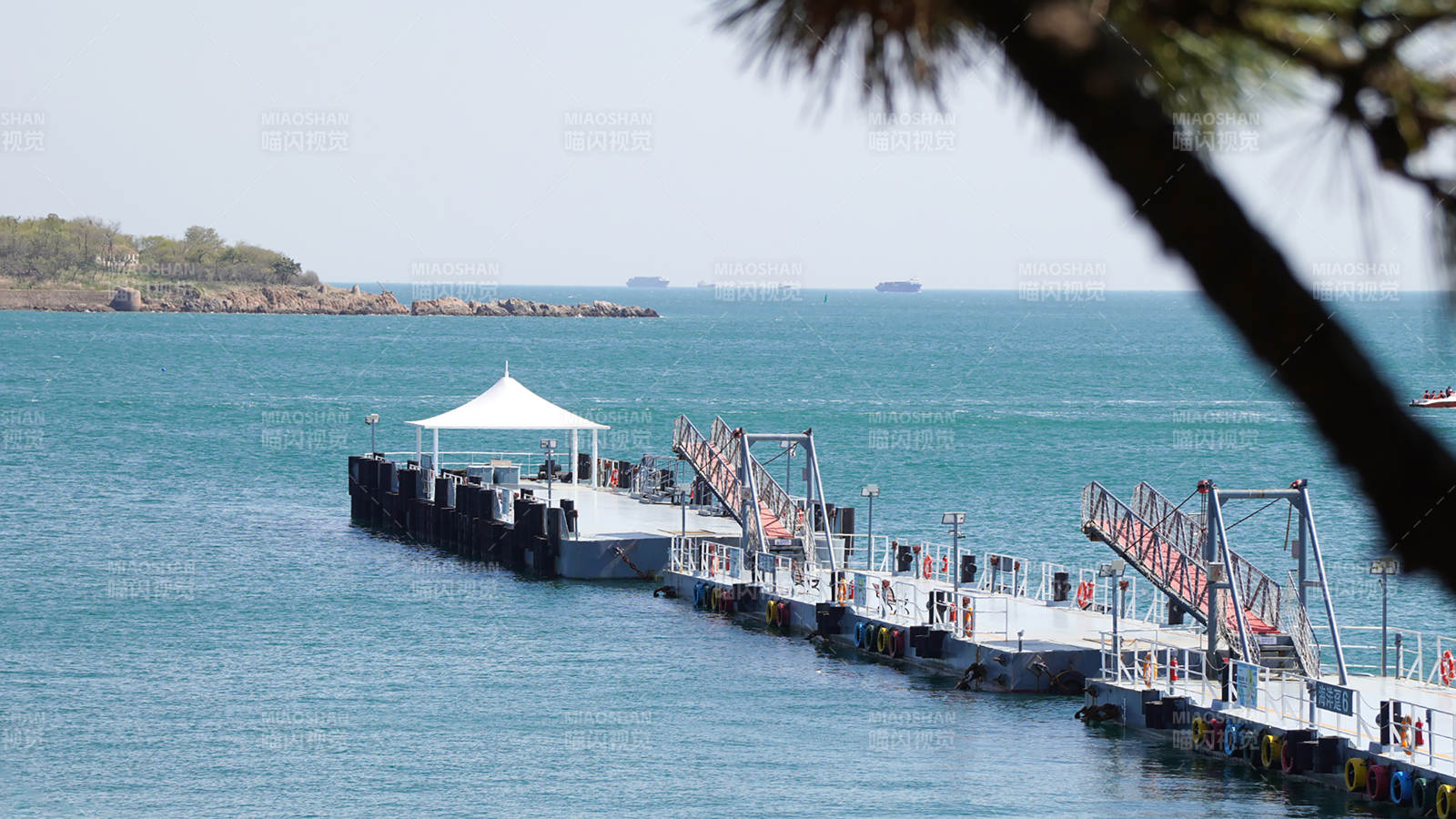 海濱碼頭與碧海藍天