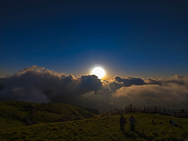 云海日落 山巔漫步