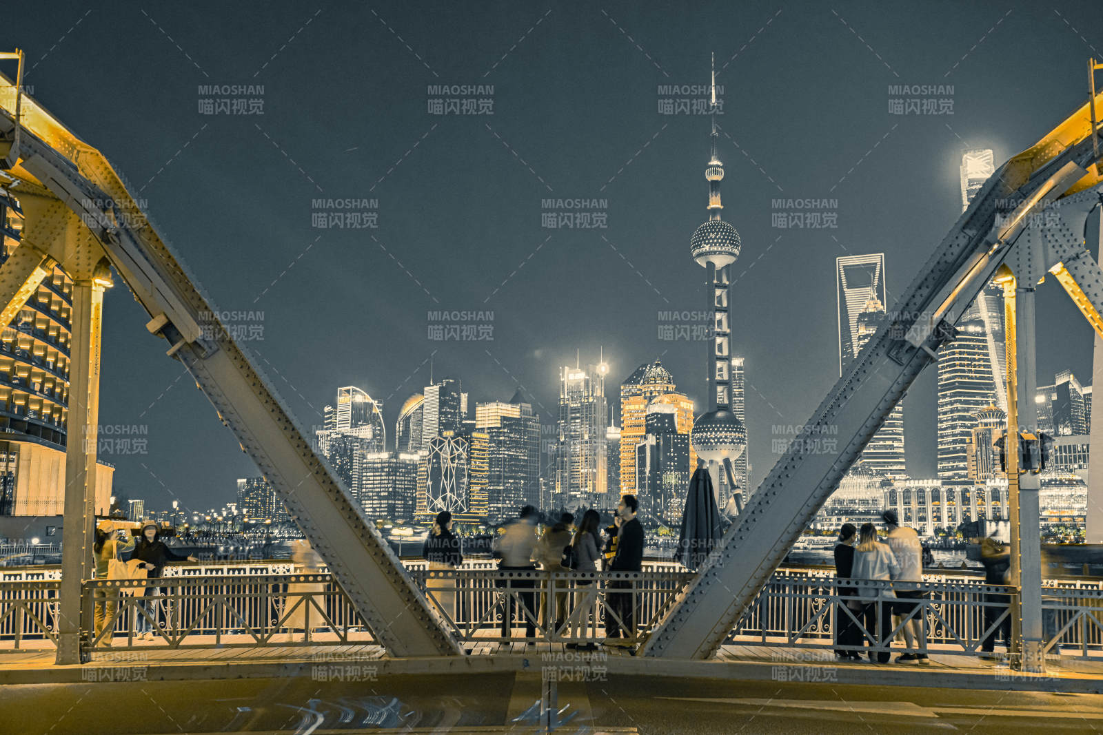 夜幕下的城市天際線