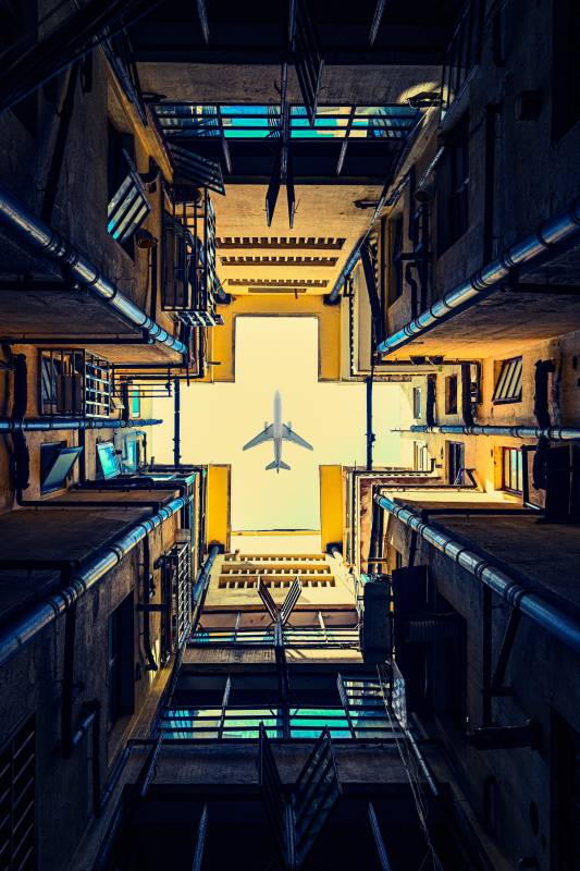 卜鄰公寓工業風建筑與飛機的奇幻相遇