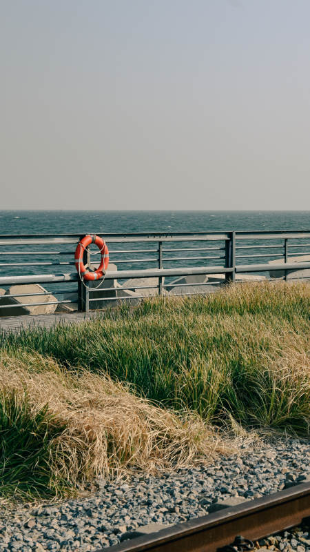 海邊護欄與救生圈