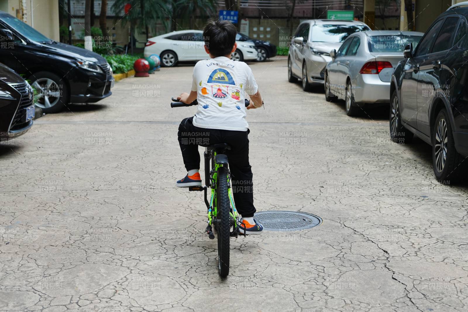 小孩騎自行車在小區內