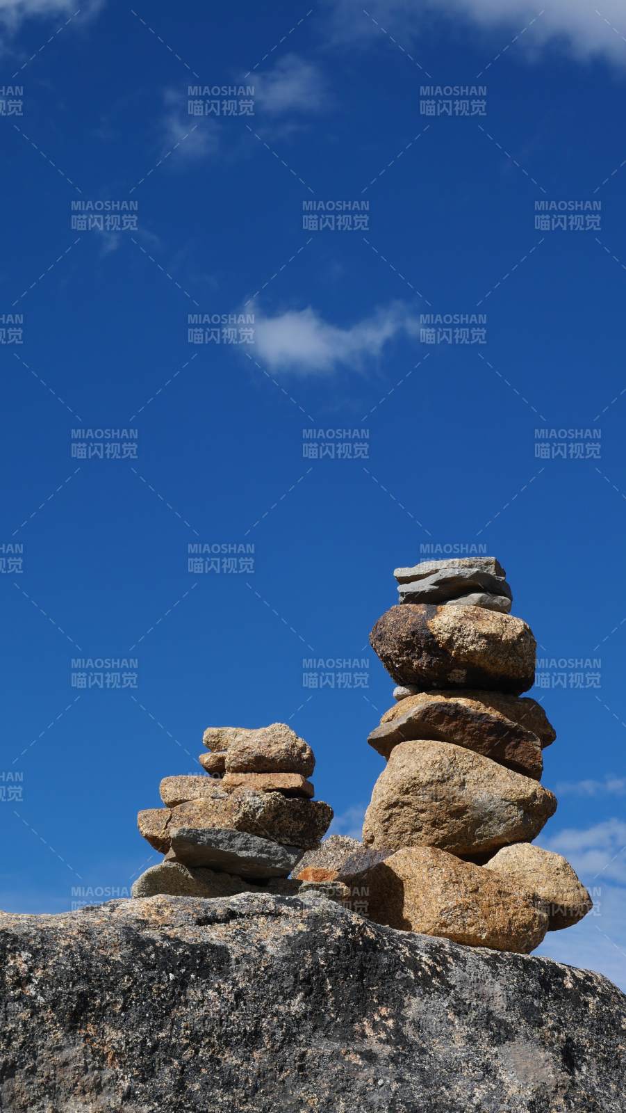 藍天下的石堆藝術