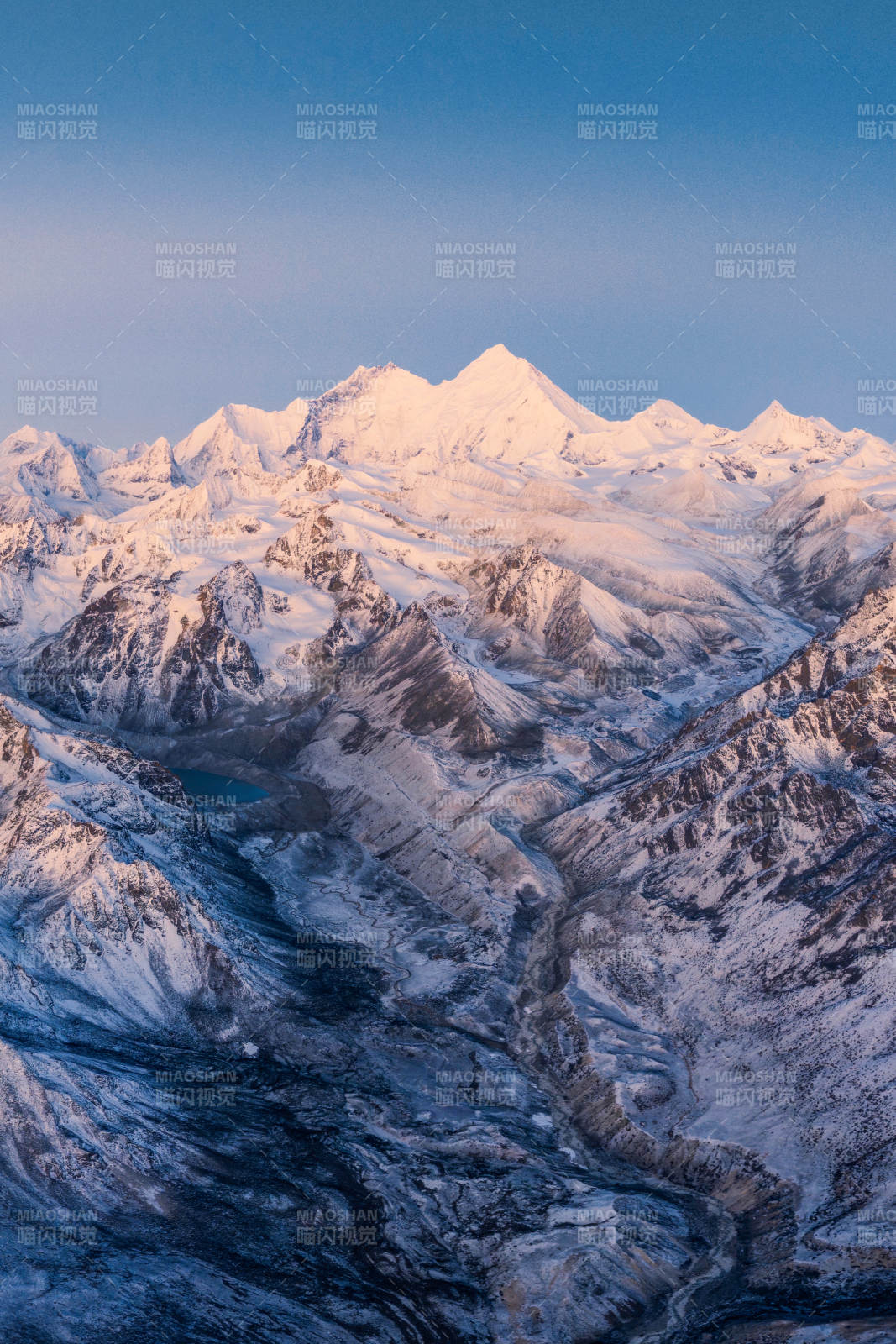 雪山晨曦 壯麗景色