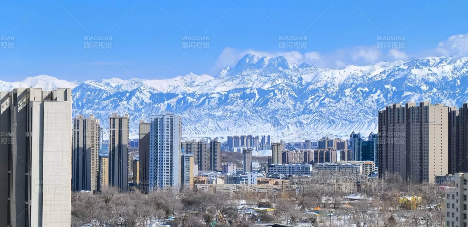雪山下的城市風光