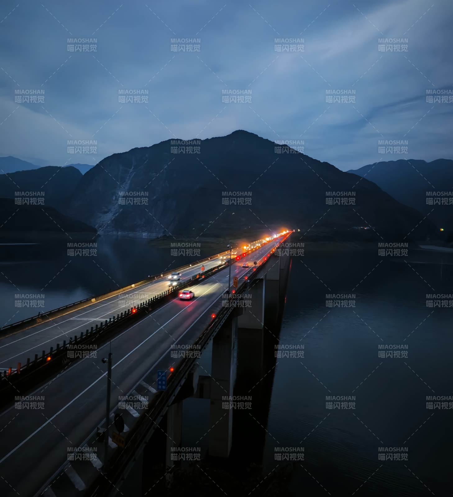 夜幕下的大橋燈火輝煌