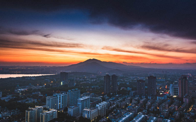城市黃昏 山影映霞