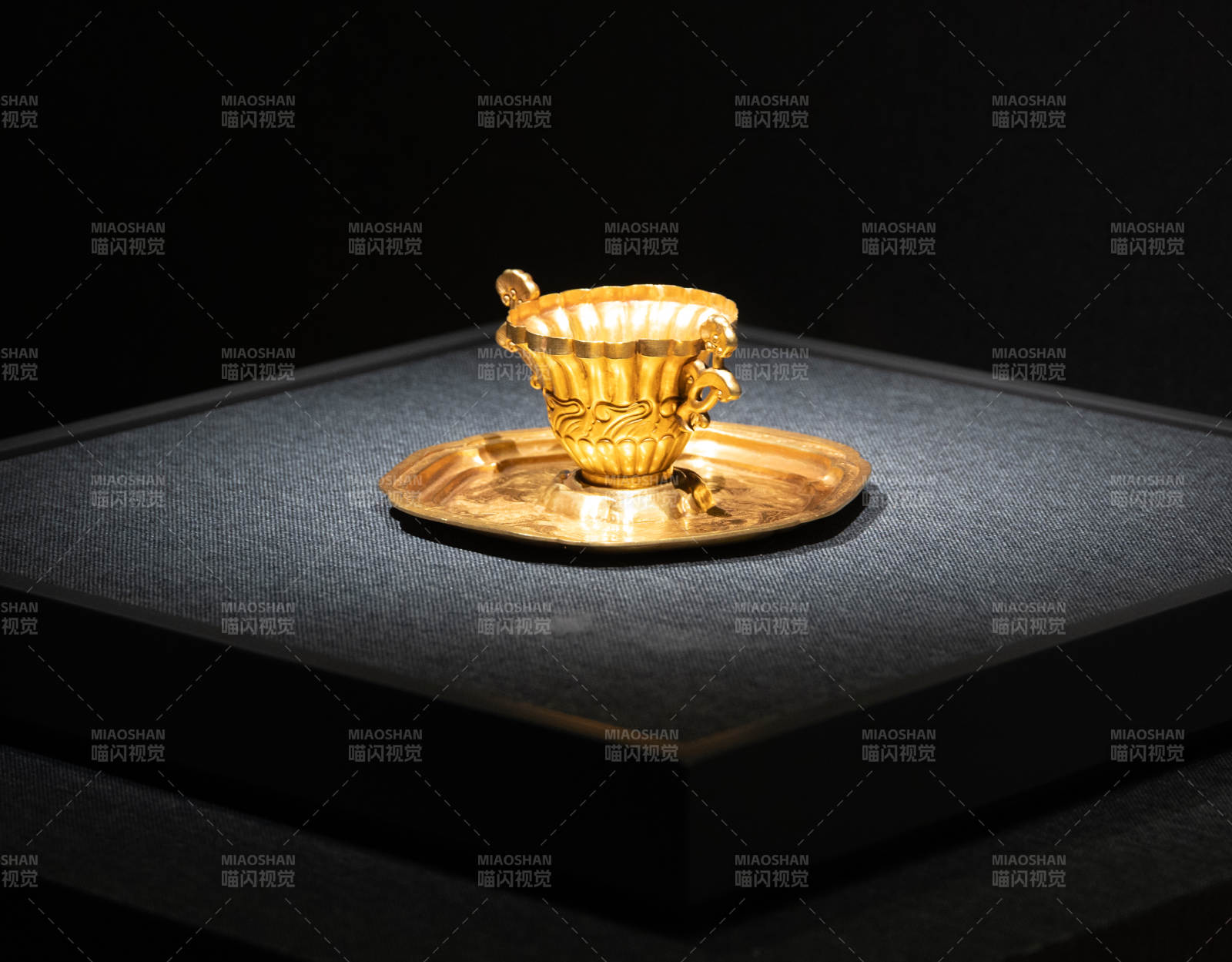 金色古杯與托盤展示