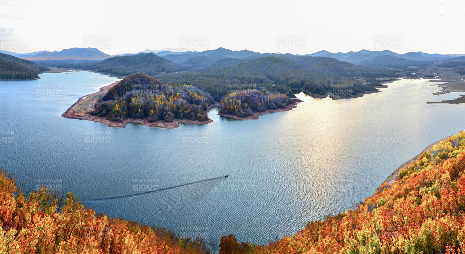 秋日湖光山色美景