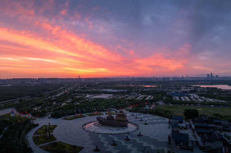 火燒云下的城市公園美景-西安昆明池