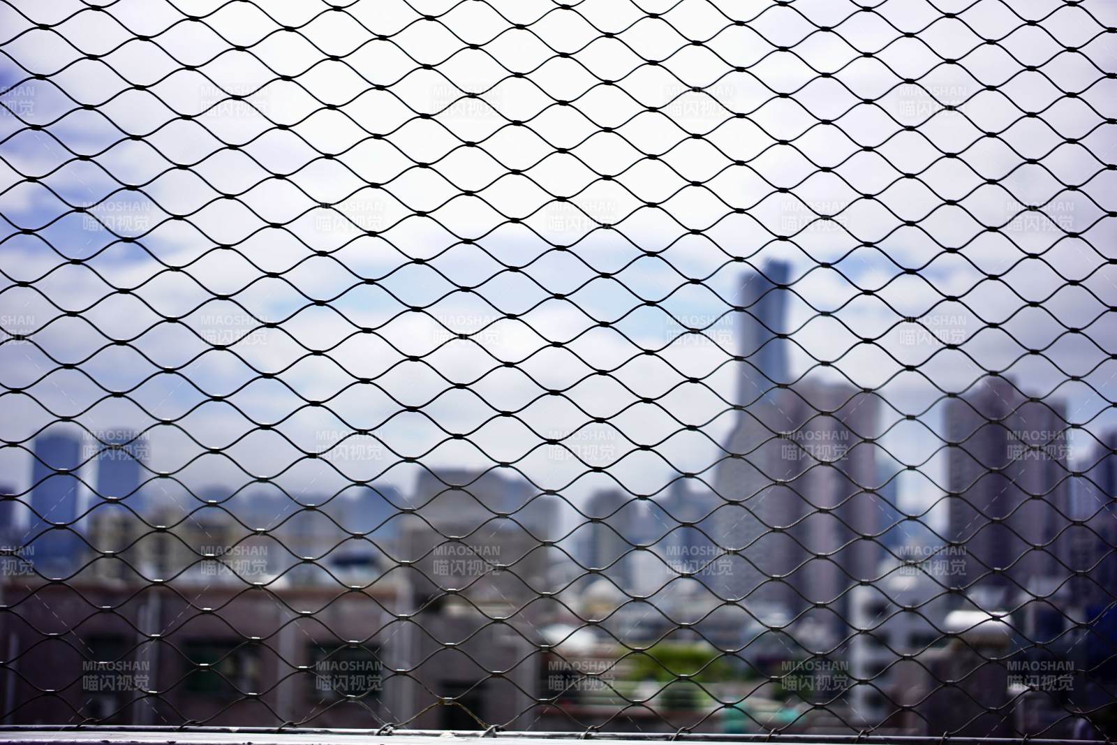 城市遠景透過網狀圍欄