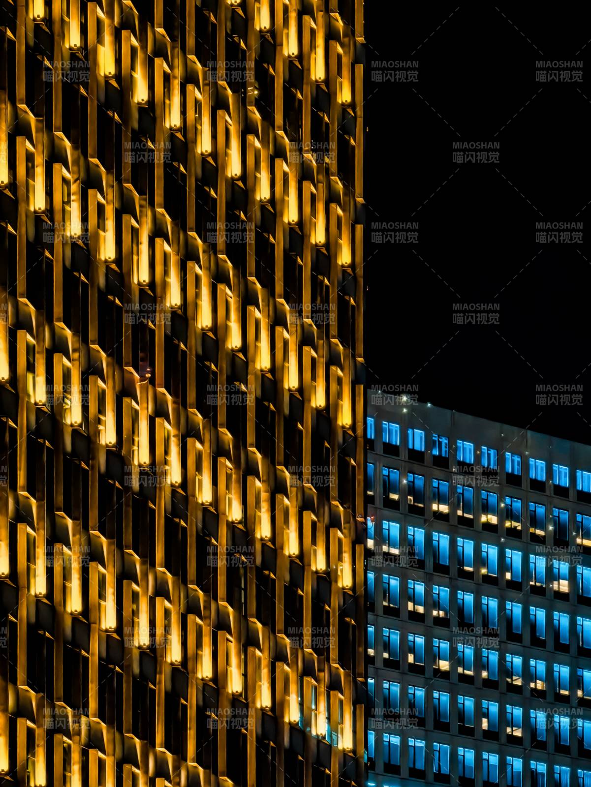 夜幕下的建筑光影對比