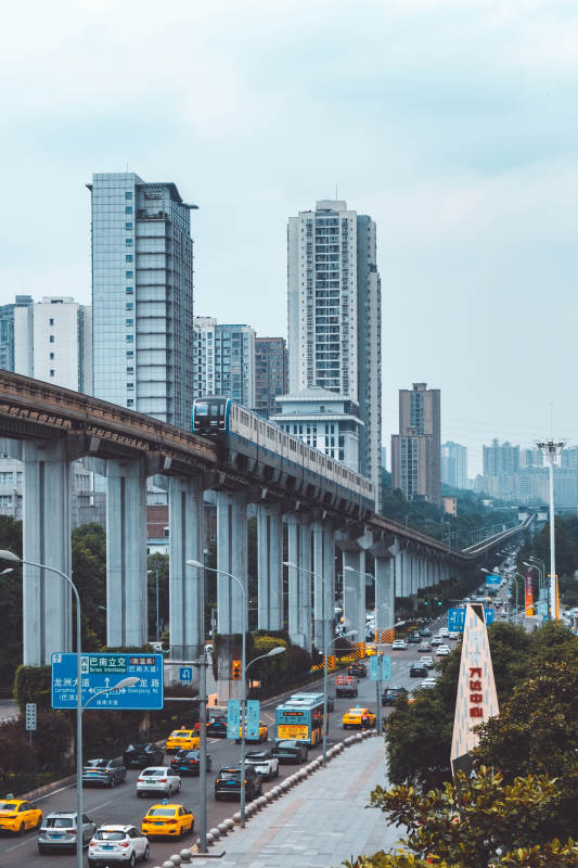 城市高架輕軌與高樓群景