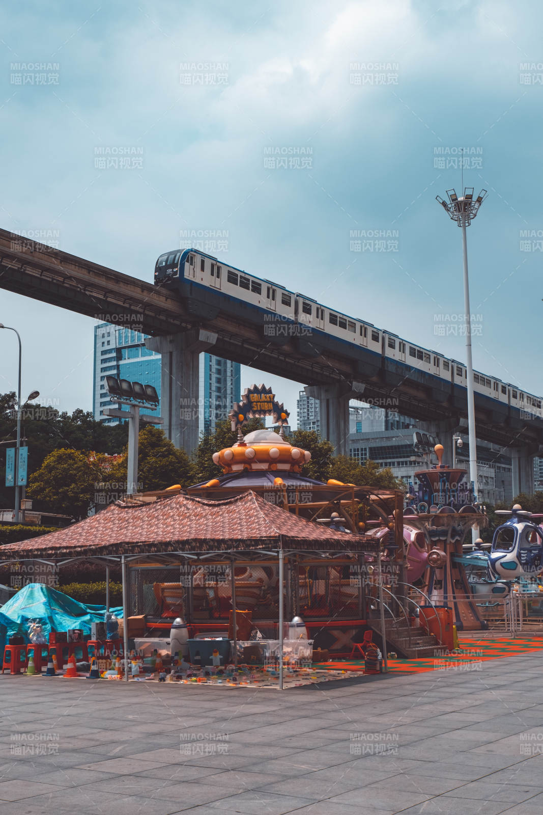 城市游樂場與高架列車