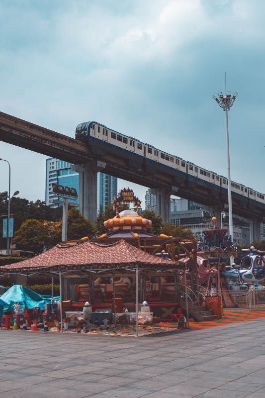 城市游乐场与高架列车