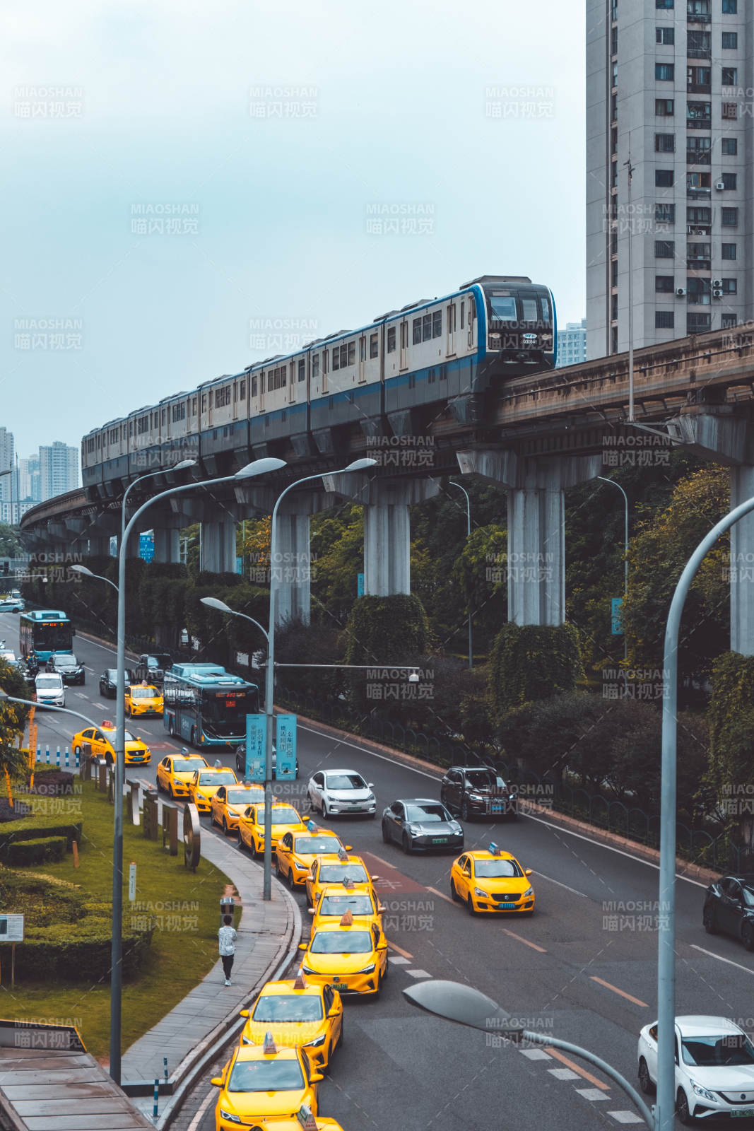 城市高架輕軌與出租車流