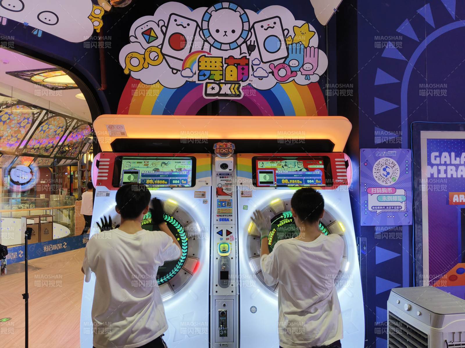 街機游戲廳里的歡樂時光