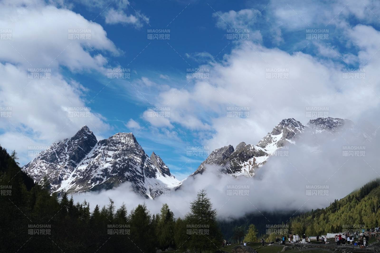 雪山云霧繚繞 景色壯麗 雙橋溝
