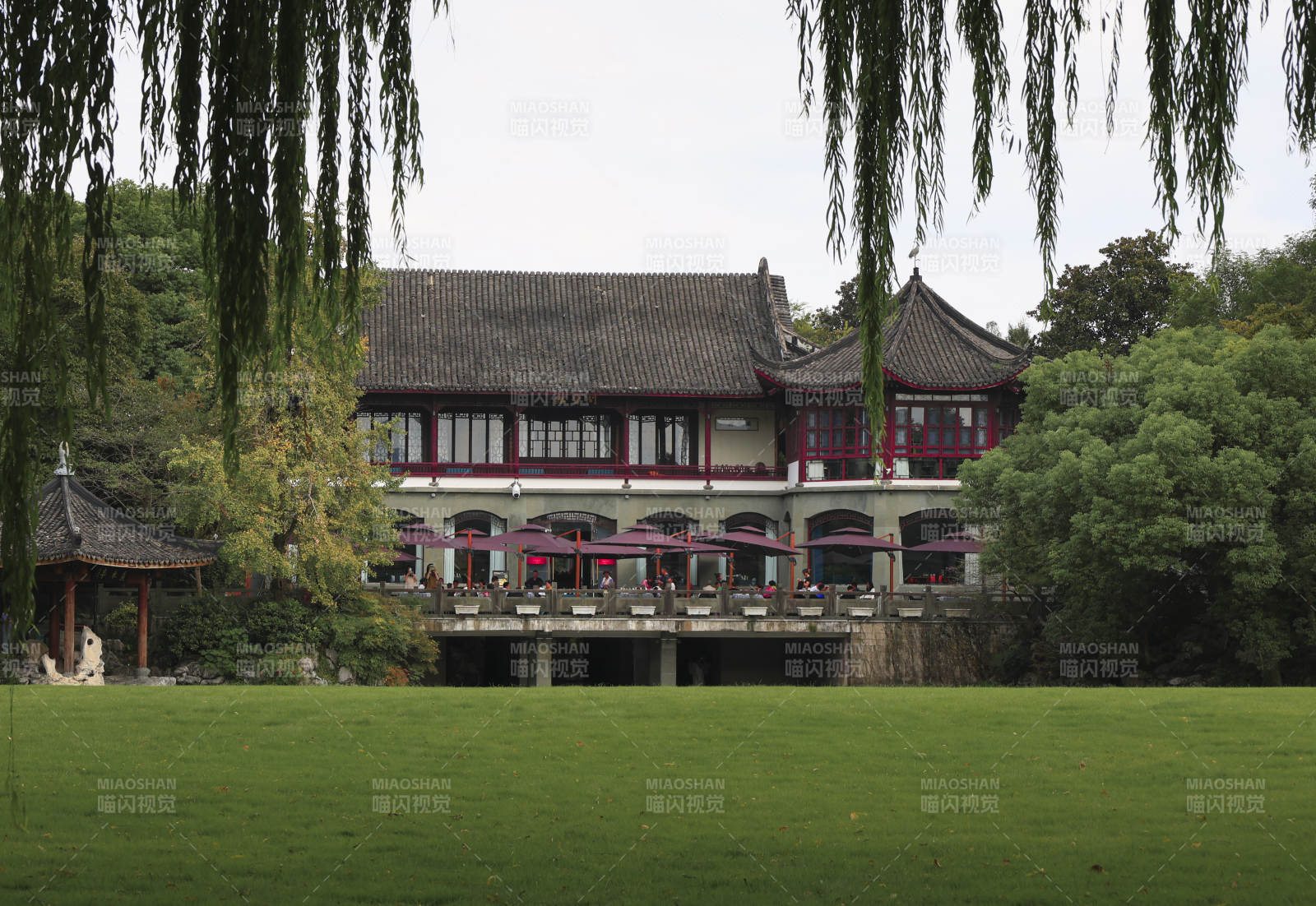 湖畔古建筑與綠樹相映