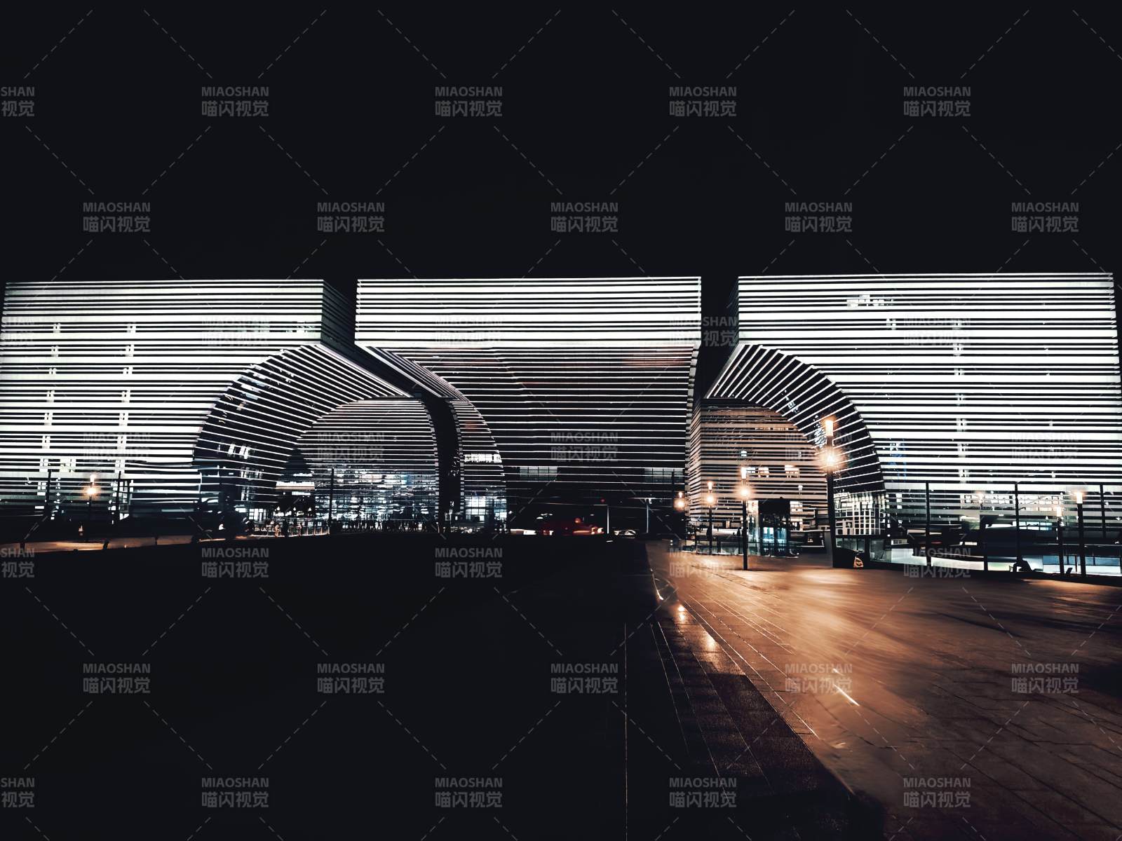 夜幕下的現代建筑光影