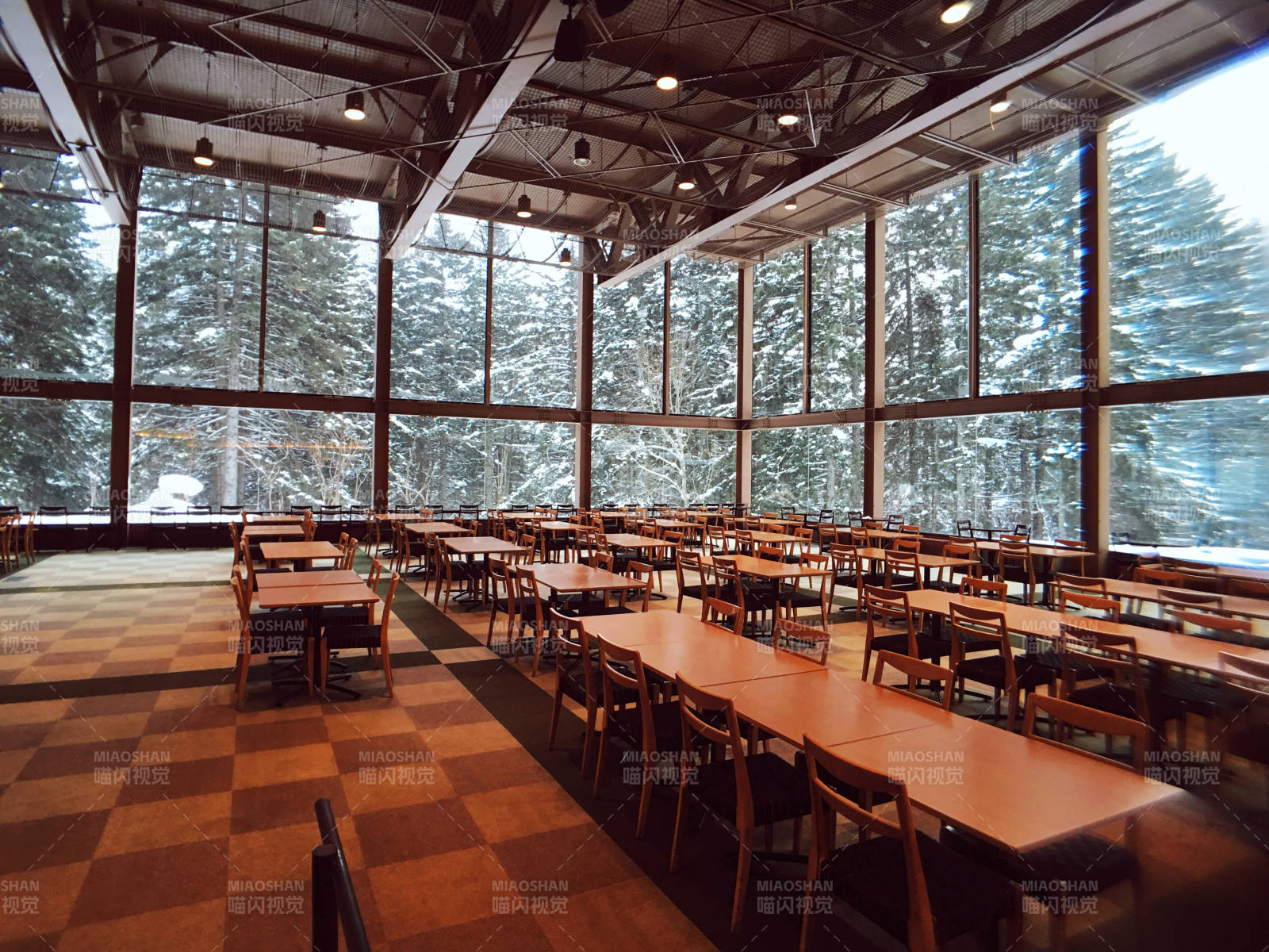 雪景中的餐廳