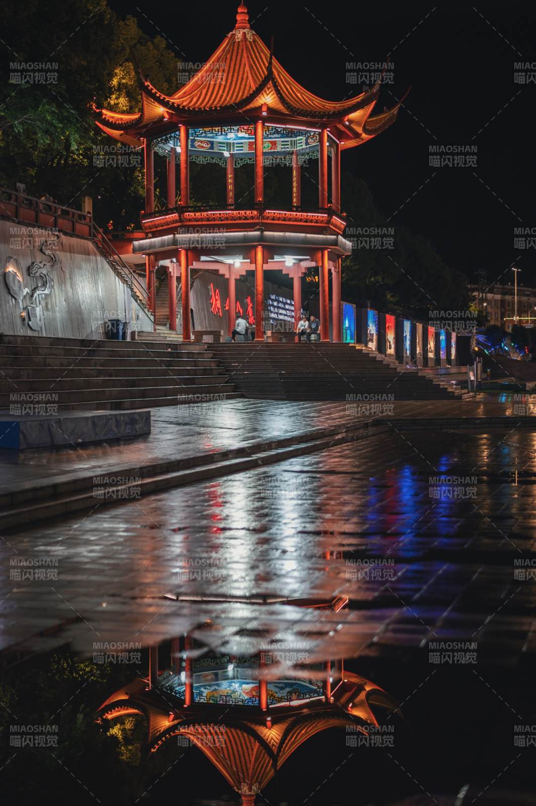 夜色中的傳統(tǒng)亭臺(tái)倒影