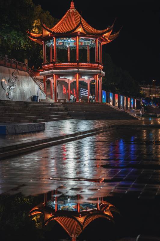 夜色中的传统亭台倒影