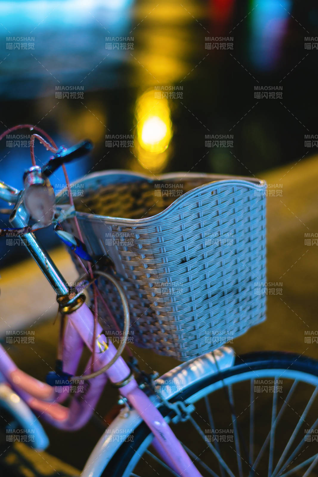 夜色中的粉色自行車