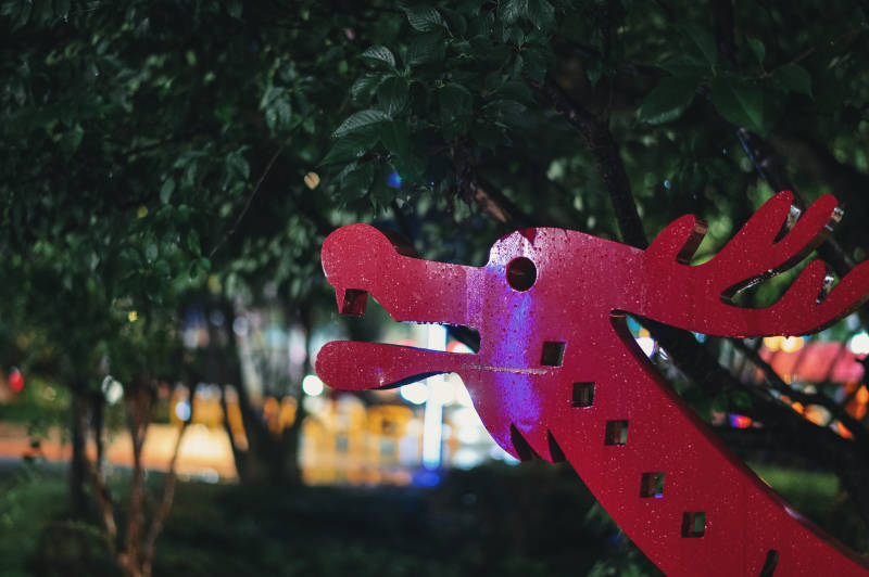 夜色中的红色鹿形装饰
