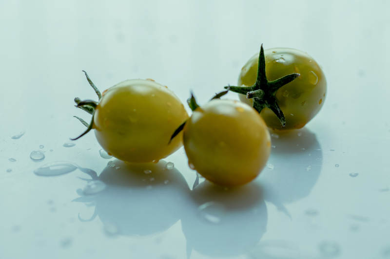 三顆黃色小番茄